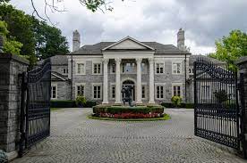 The Opulent Enclave: Exploring Bridle Path Homes in Toronto